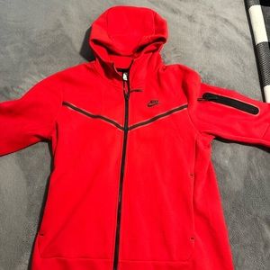 Red Nike Tech Fleece size:M